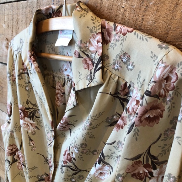 Vintage | Floral Print Button-down Blouse - Picture 4 of 10